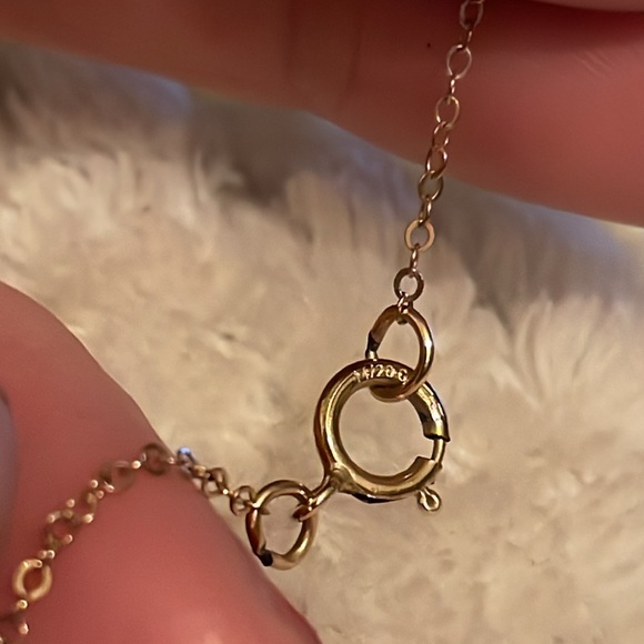 Rose gold “E” initial necklace - Picture 4 of 5